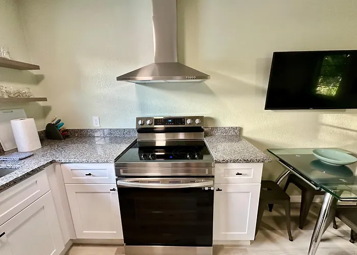 Historic District Retreat - Newly Renovated 2Br